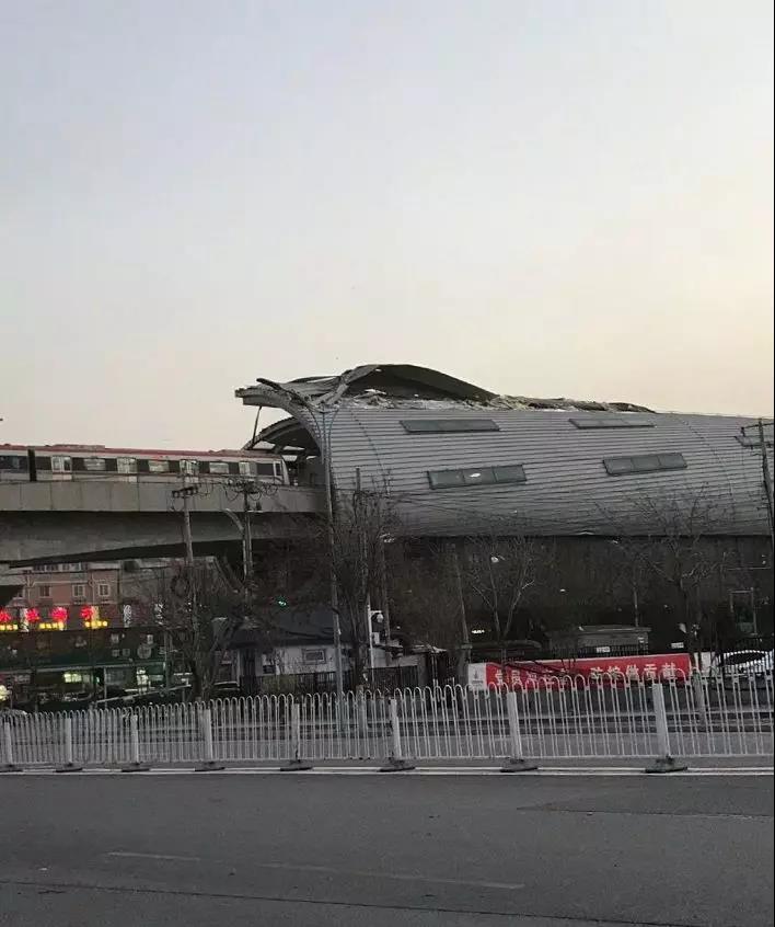 良鄉大學城地鐵站臺屋面脫落