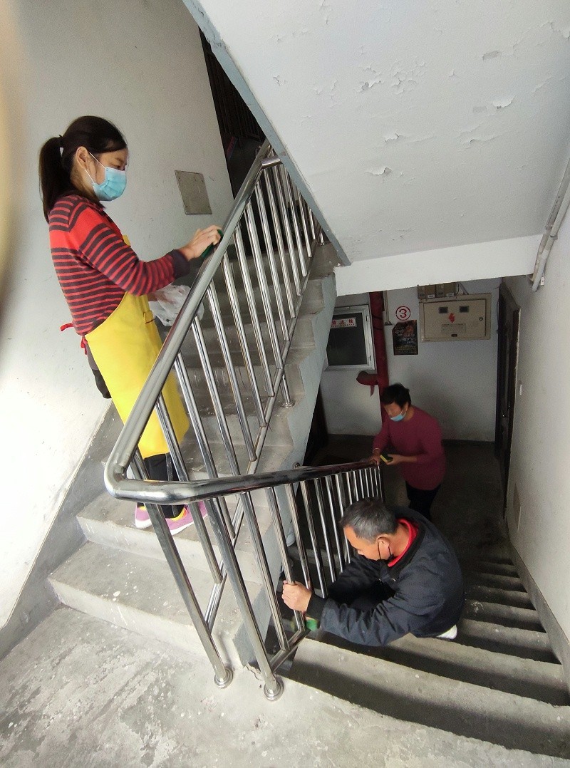 室內不銹鋼樓梯扶手衛(wèi)生清理